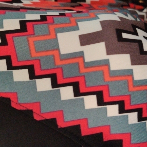 SZ L Aztec pattern blouse awesome colors and pattern, super comfy, looks great - Picture 4 of 6